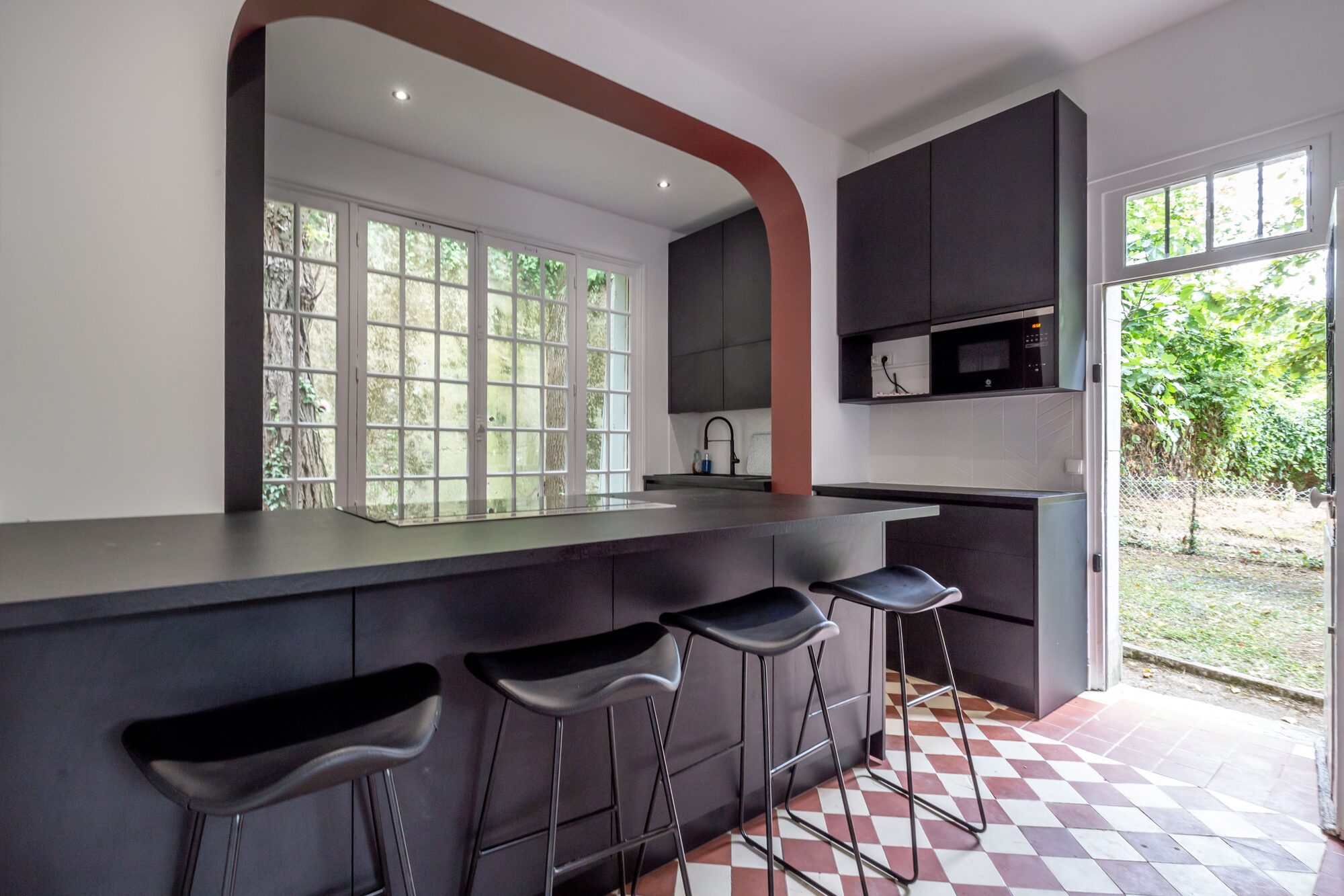 Cuisine — sol damier rouge et blanc, arche terracotta