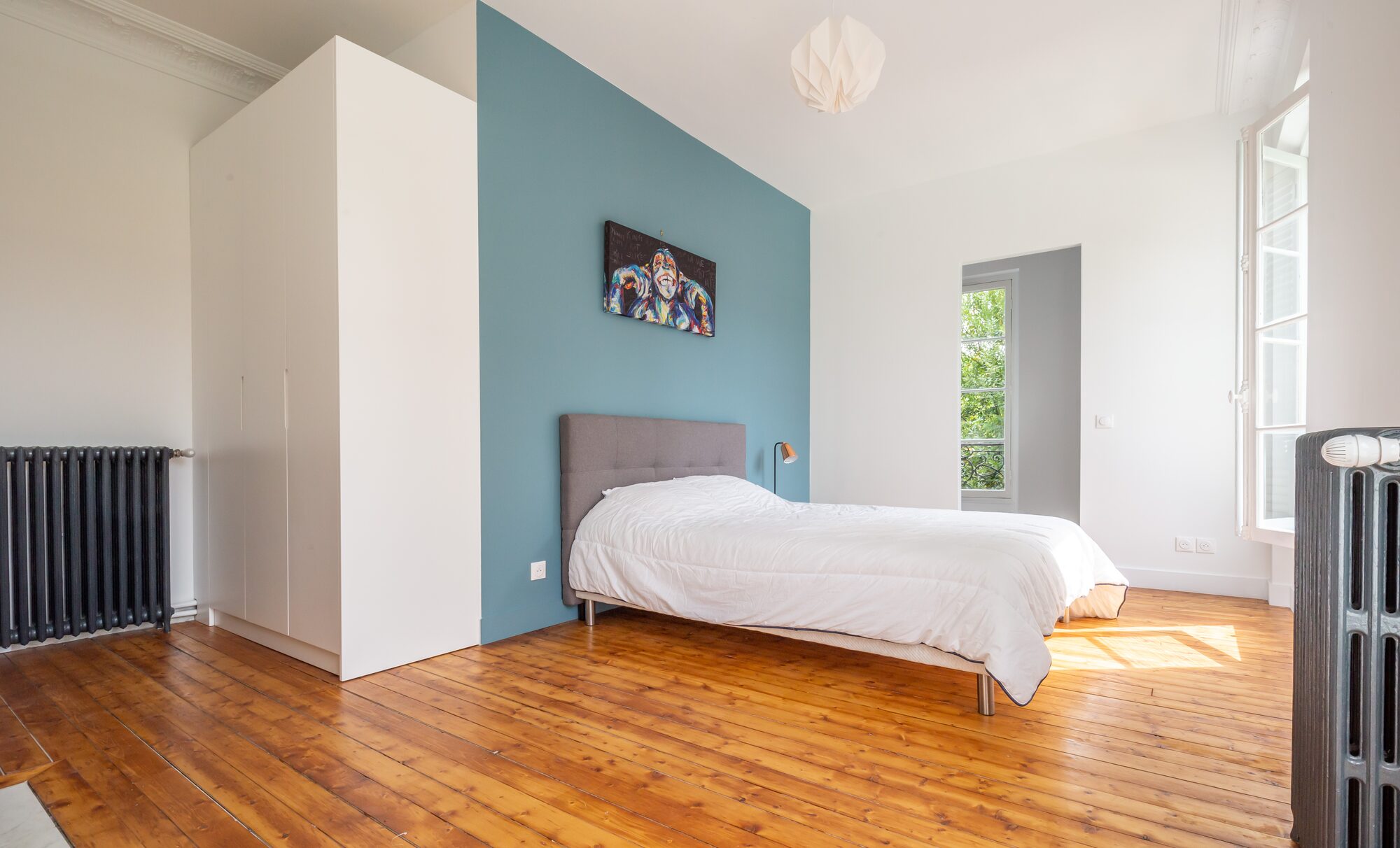 Grande chambre aux murs bleu canard