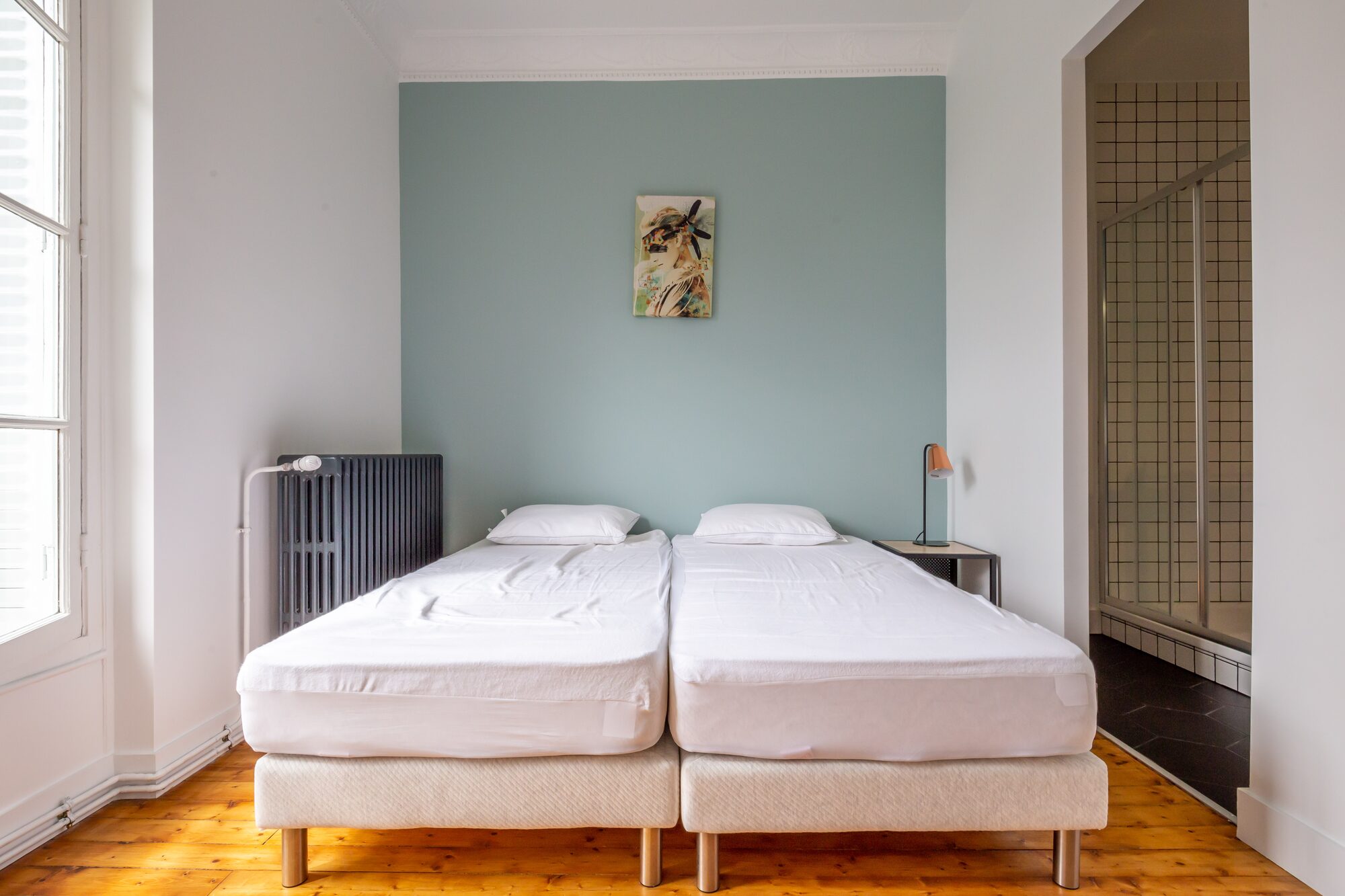 Chambre twin — lits jumeaux et mur sauge