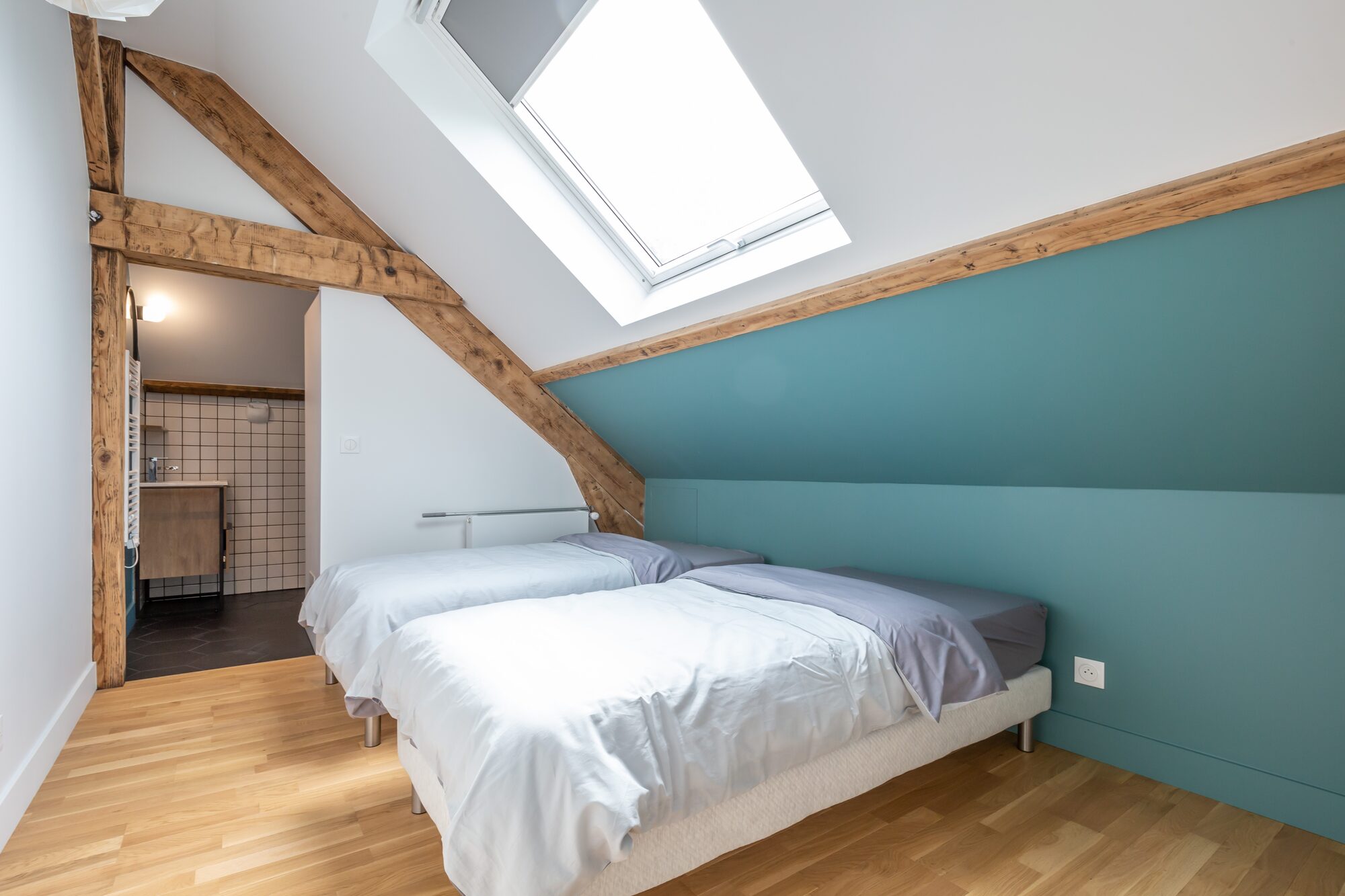 Chambre sous les combles, poutres apparentes