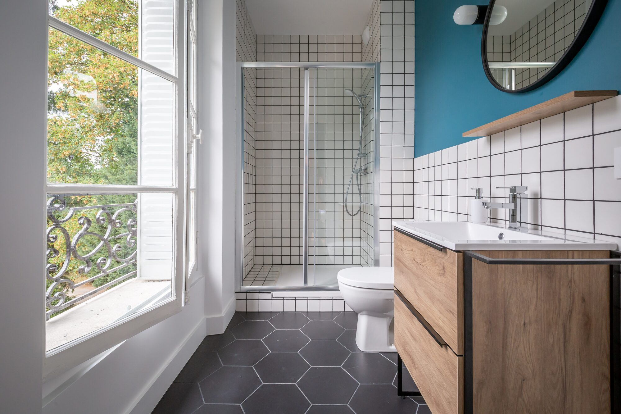 Salle de bains contemporaine — douche et mur bleu