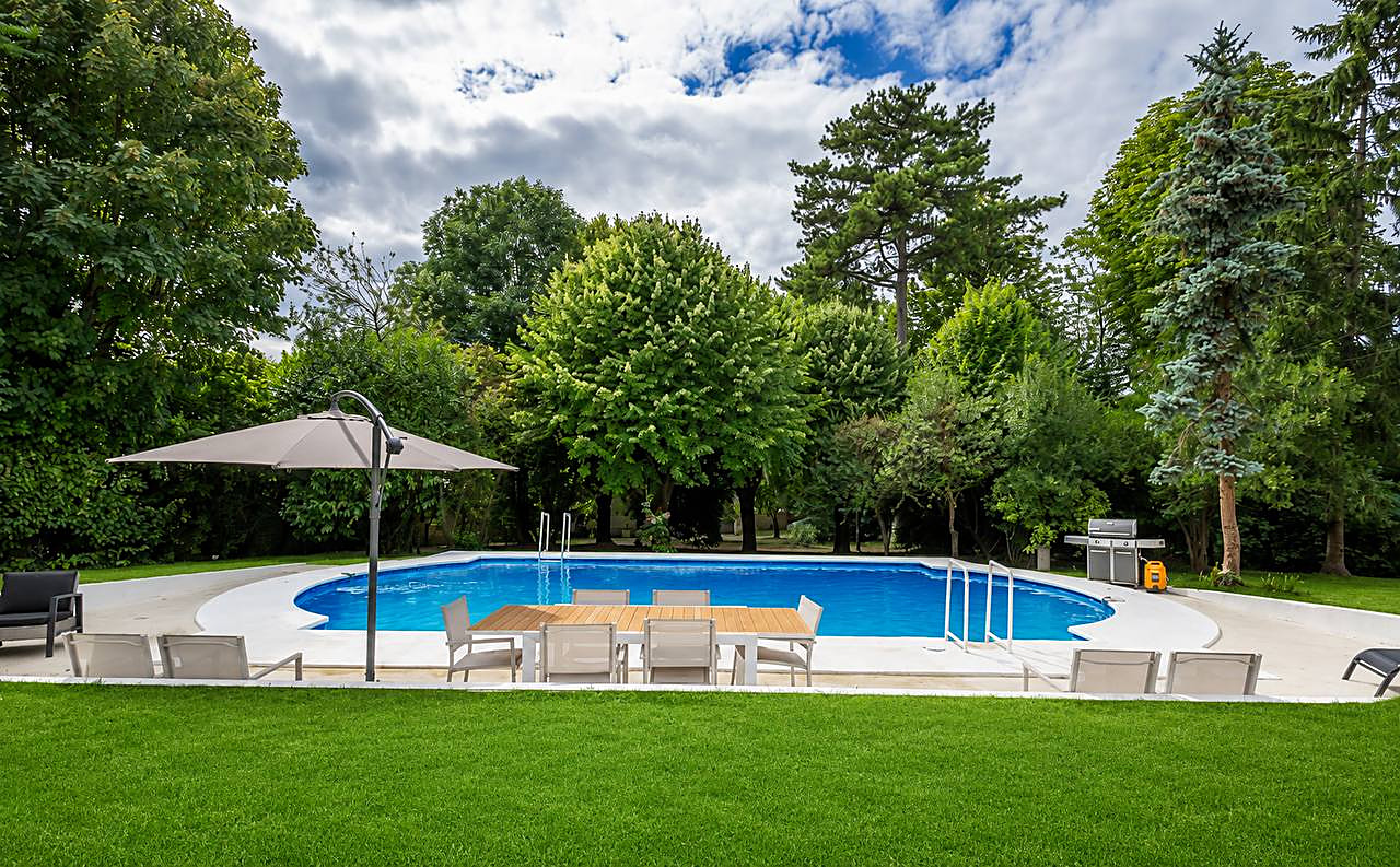 Piscine chauffée et salon de jardin
