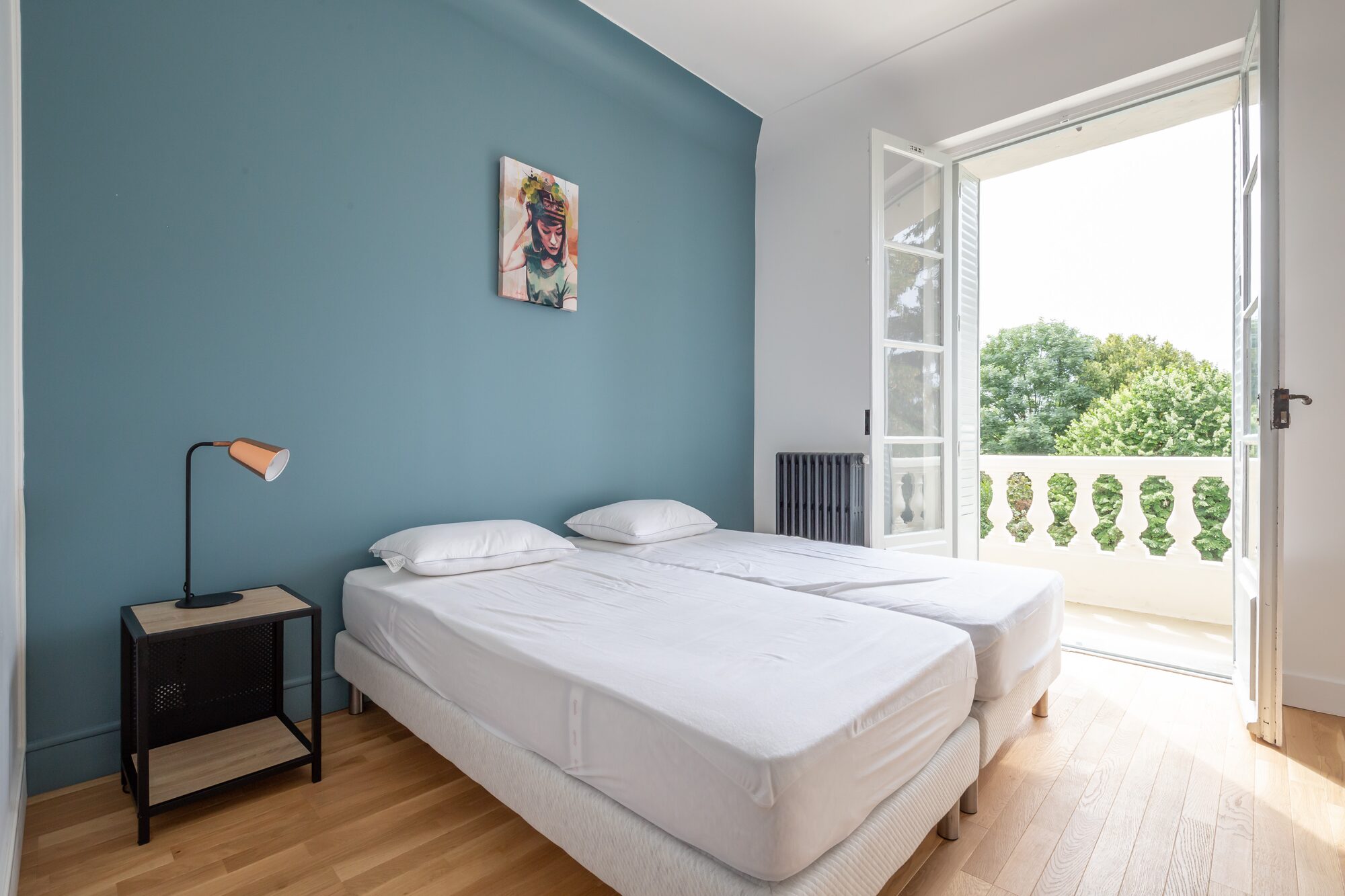 Chambre twin et porte-fenêtre sur balcon