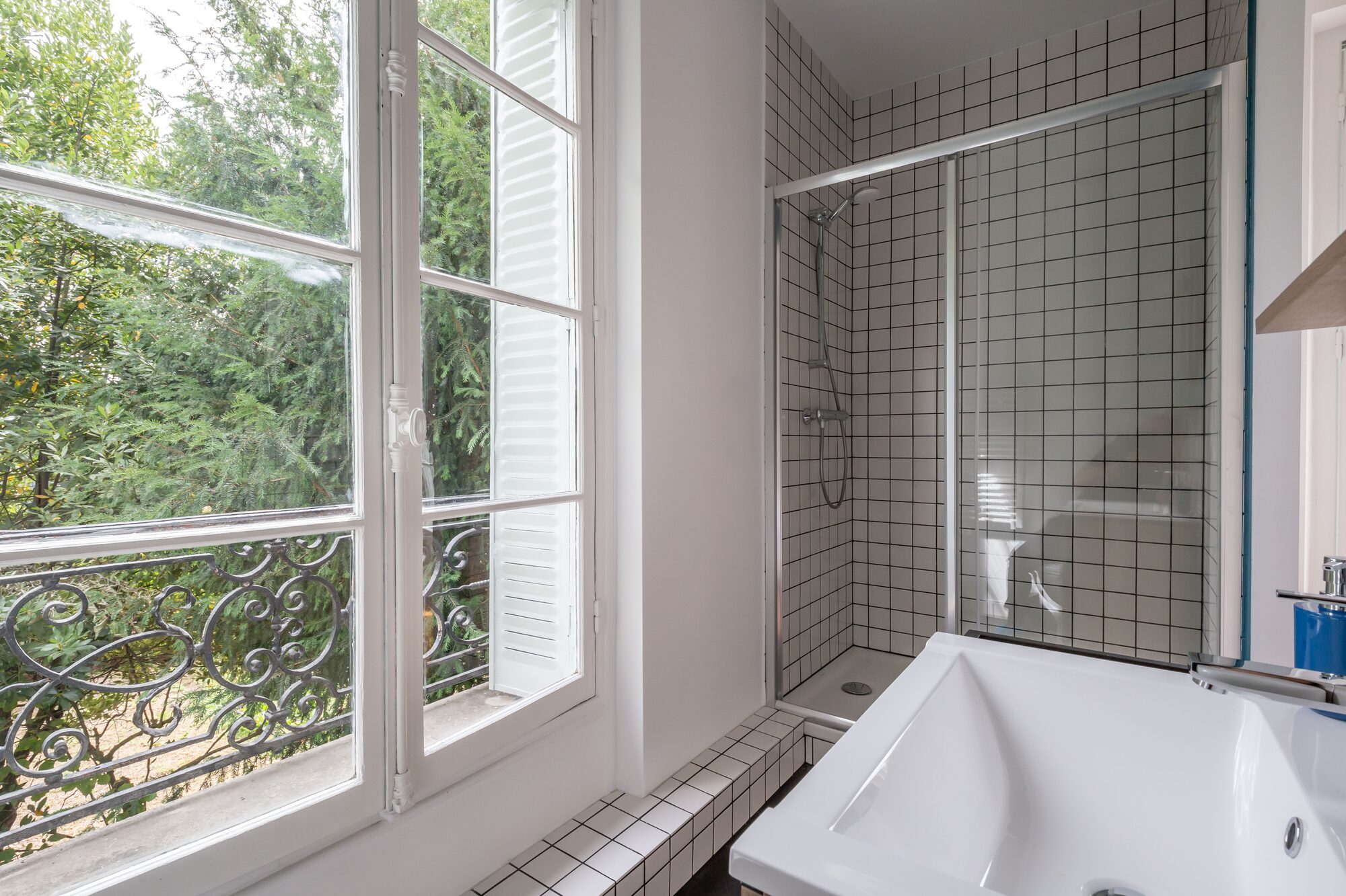 Salle de bains avec douche italienne et baignoire