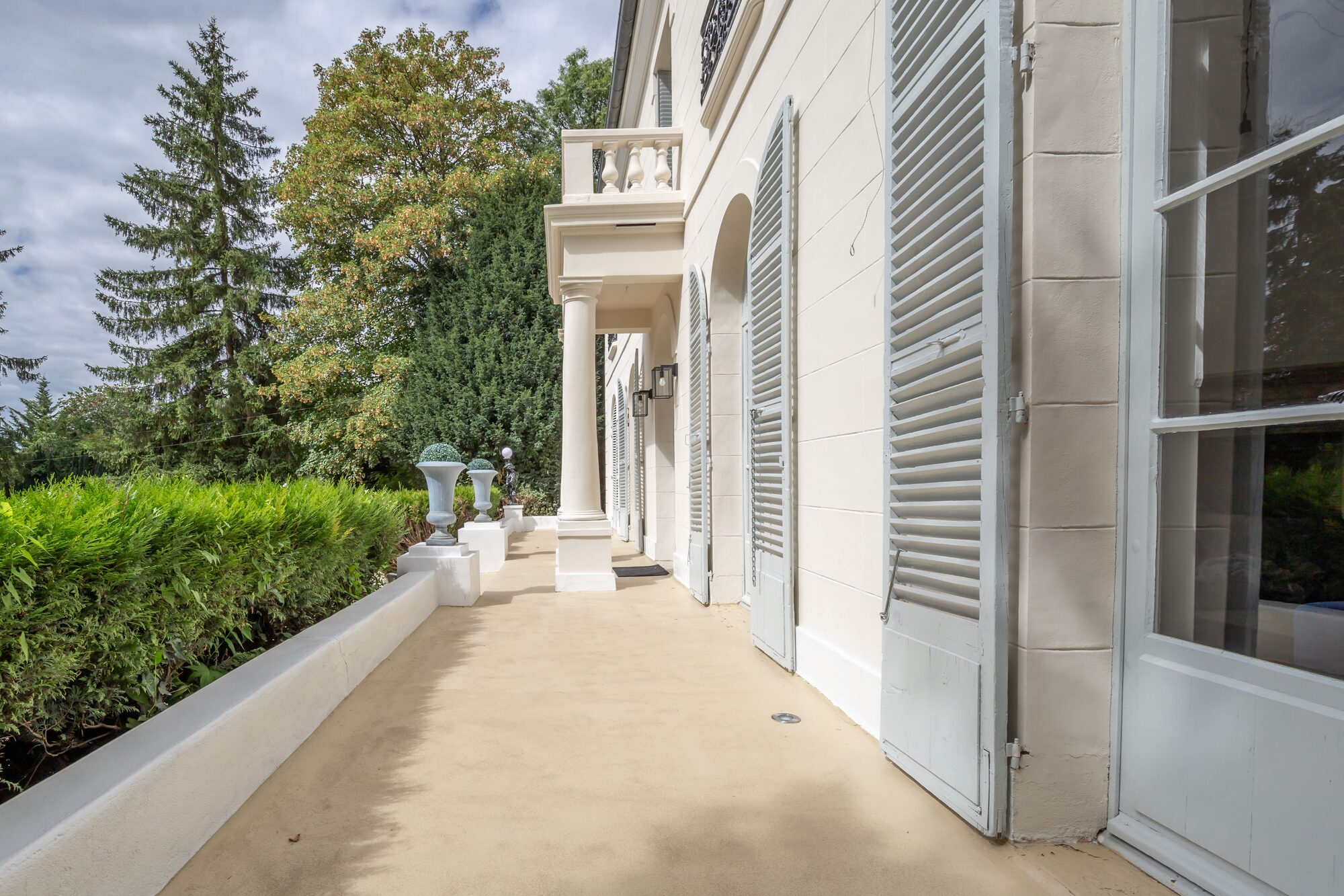 Terrasse latérale et volets persiennes