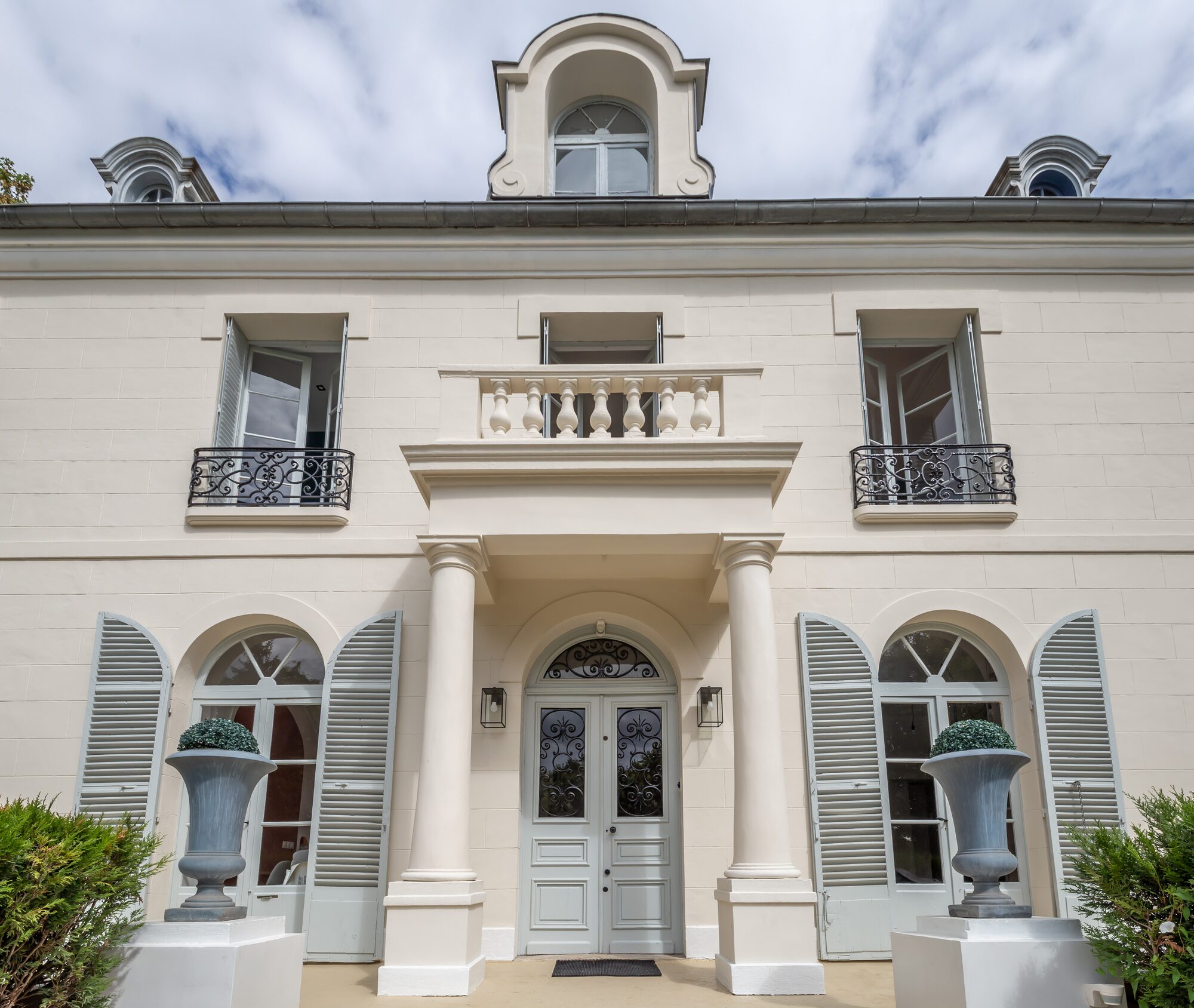 Perron d’entrée — façade néoclassique